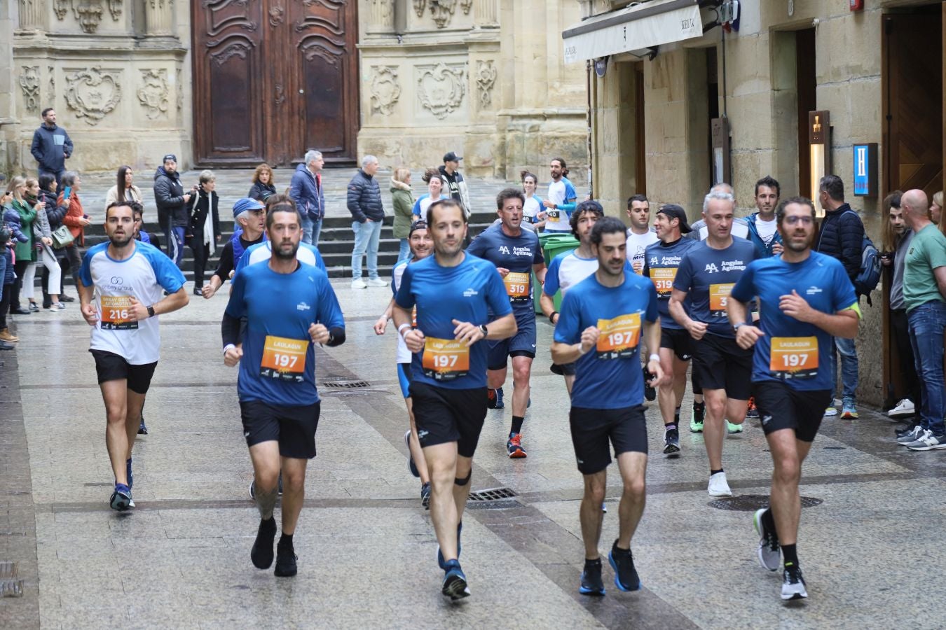 Los corredores, a su paso por la Parte Vieja