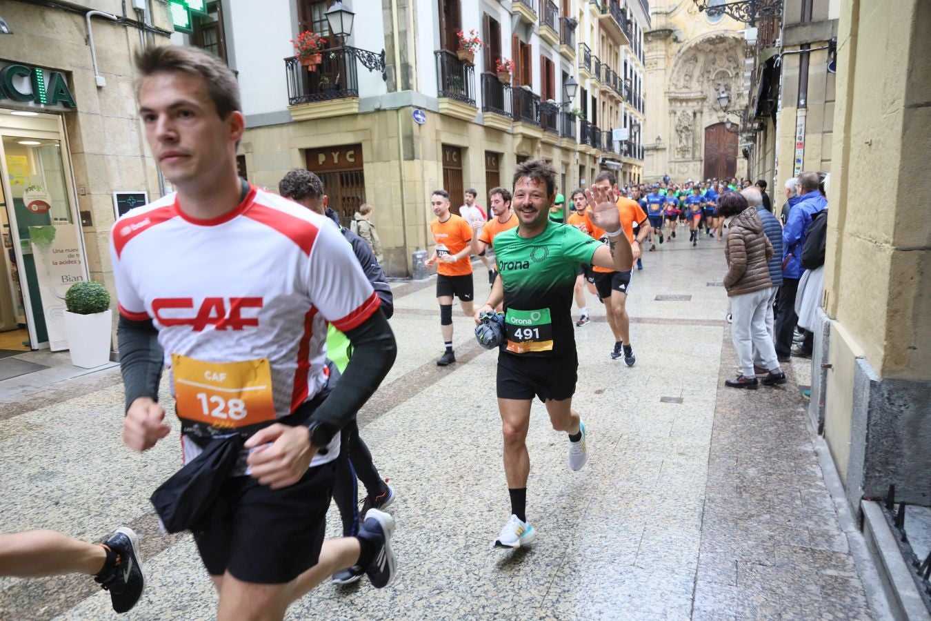 Los corredores, a su paso por la Parte Vieja