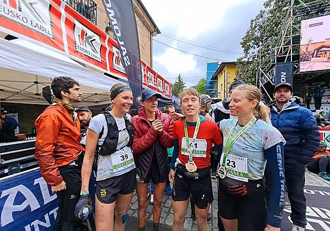 Las cuatro primeras clasificadas de la carrera, con la vencedora con la camiseta de color rojo.