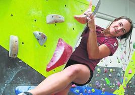 Irati Zabala muestra su habilidad en la escalada en The Factory Boulder de Martutene.