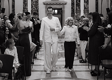 Imagen secundaria 1 - 1.- La pareja durante el enlace celebrado en el salón de plenos del Ayuntamiento de San Sebastián. 2.- Julen Hernández entrando en el salón de plenos. 3.- Los recién casados antes de abandonar el consistorio. 