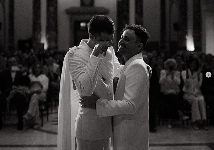 Imagen principal - 1.- La pareja durante el enlace celebrado en el salón de plenos del Ayuntamiento de San Sebastián. 2.- Julen Hernández entrando en el salón de plenos. 3.- Los recién casados antes de abandonar el consistorio. 