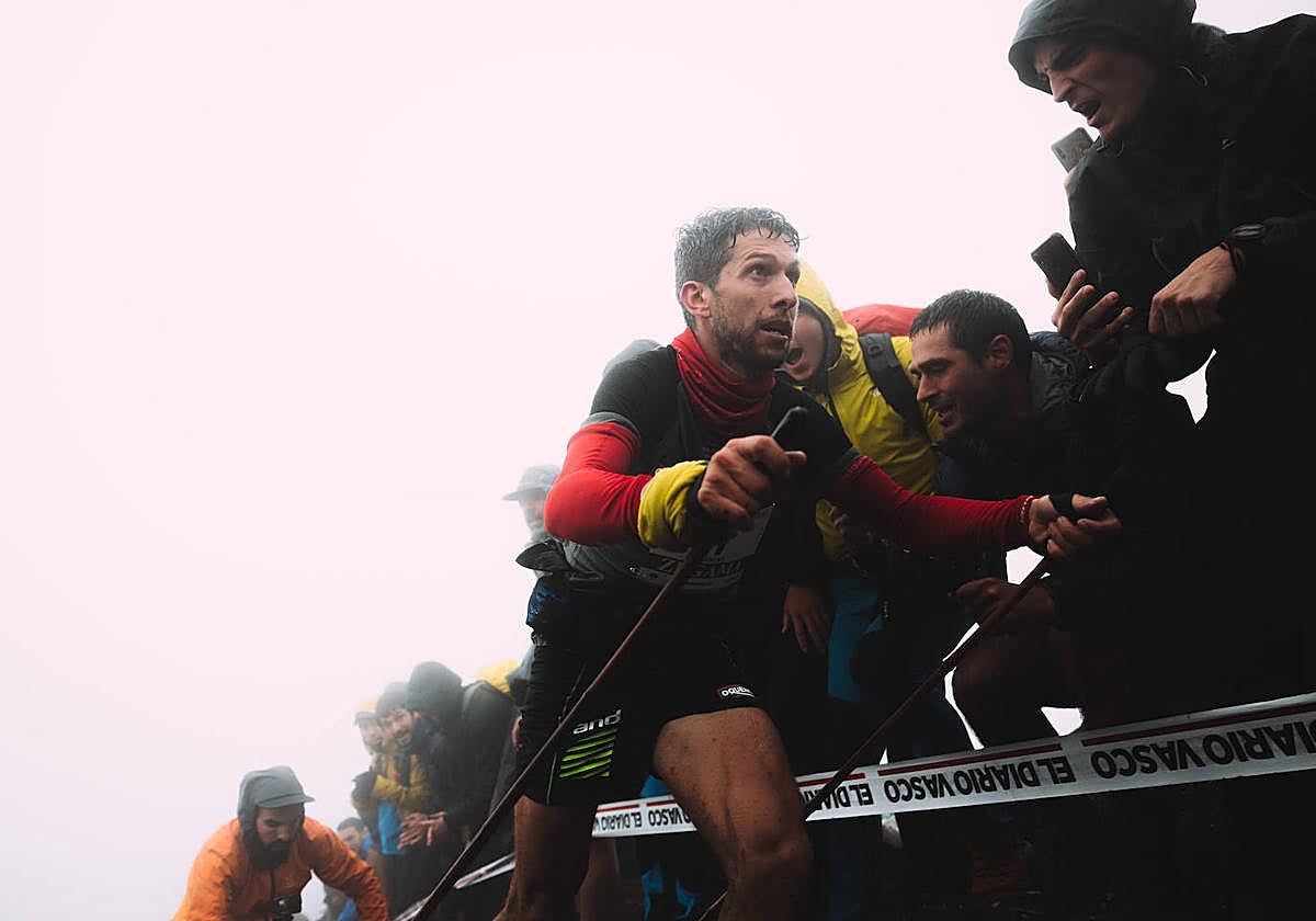 Manuel Merillas junto a sus bastones de bambú, este domingo en la Zegama-Aizkorri