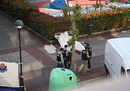 Lugar del suceso, con los fallecidos tapados por sábanas.