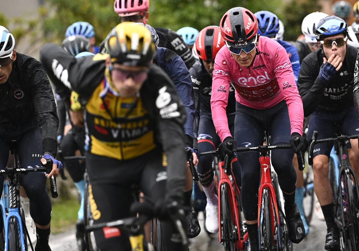 Primoz Roglic y Geraint Thomas, de rosa, en la etapa de este martes.