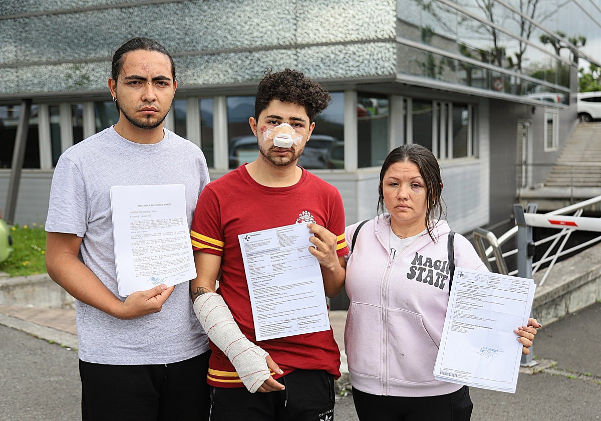 Yeisson, Brayan y Carla, los tres agredidos, con sus partes médicos y denuncias.