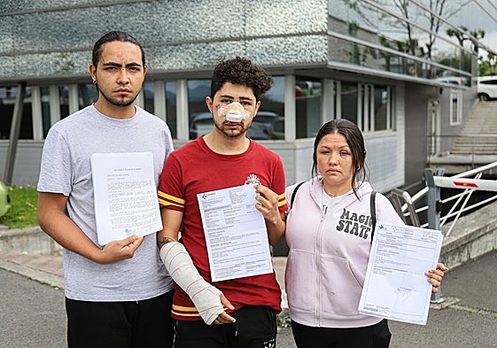 Yeisson, Brayan y Carla, los tres agredidos, con sus partes médicos y denuncias.