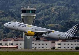 Un avión de Vueling despega del aeropuerto de Loiu, en Bilbao.