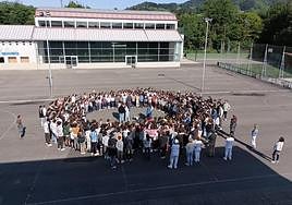 Los alumnos y los profesores de La Salle Zarautz guardan esta mañana un minuto de silencio por el asesionato machista de Orio.