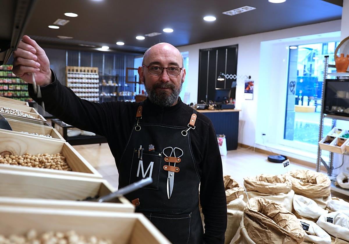 Javier entre sacos y granos. Al fondo, 'Conga', el robot. No sale en la foto 'Alba', la perra guardiana.
