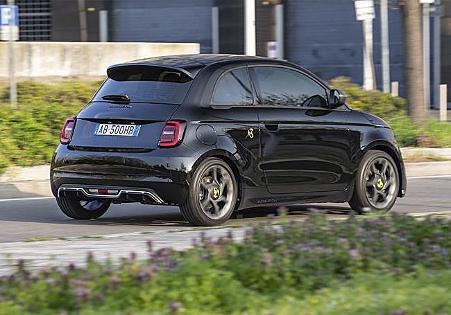 La exclusividad deportividad de los materiales se aprecian en el nuevo salpicadero estampado el Alcántara. El cuero de alta calidad y el logo del Escorpión embellece el volante de tres radios.