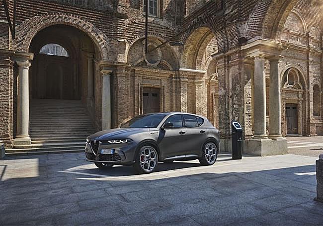 El diseño del Tonale remarca totalmente su pertenencia a Alfa Romeo, lo mismo que la tecnología a la última utilizada, y su variada oferta mecánica. Además, aparece una versión híbrida enchufable.