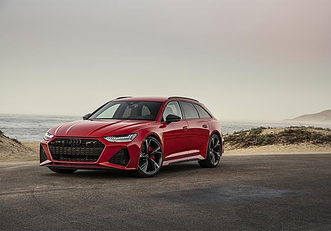 Además del paquete RS Dynamic y las llantas de 22», el completísimo equipamiento el escape deportivo RS en cromado negro, ayuda al aparcamiento Audi parking system plus con indicación de entorno, etc.