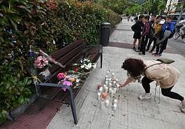 Una mujer deja una vela en el banco en el que fue asesinada Lourdes.