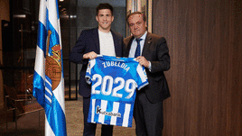 Igor Zubeldia, sonriente junto a Jokin Aperribay en la firma de la renovación del contrato con la Real Sociedad hasta 2029.