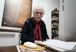 Joan Mari Irigoien, en su casa de San Sebastián en diciembre de 2020.