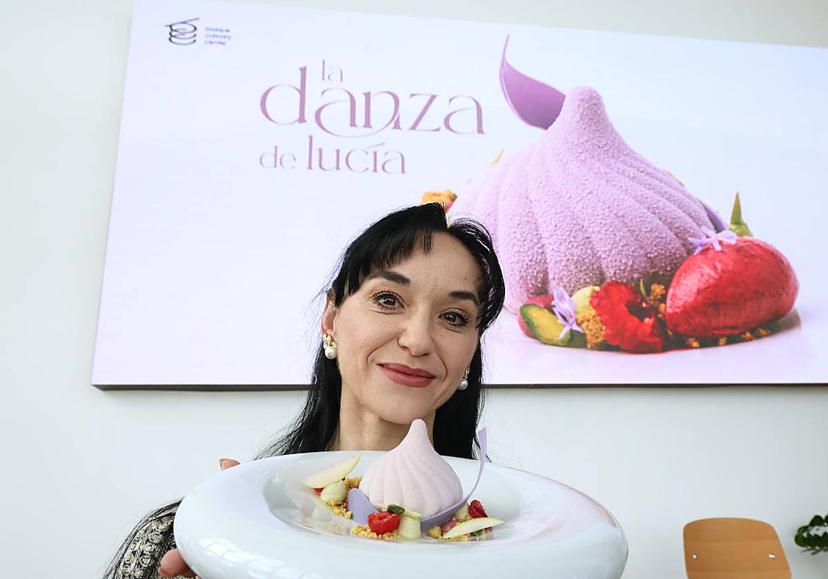 Lucía Lacarra, con el postre ideado por los alumnos del Basque Culinary Center 'La danza de Lucía'.