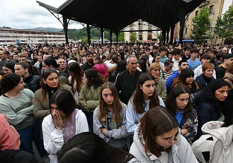 Cientos de personas se han concentrado esta tarde en Orio, en repulsa por el asesinato de Lourdes.