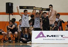 Tres jóvenes del Juaristi Iraurgi animan a su equipo en el polideportivo de Azpeitia.