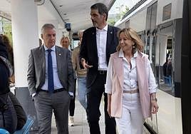 Iñigo Urkullu, Eneko Goia y Eider Mendoza, en la estación del Topo en la plaza Easo.