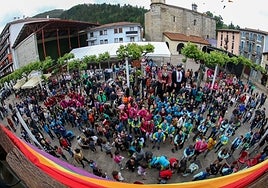 Jendetza bildu zen plazan jaiei hasiera emateko.