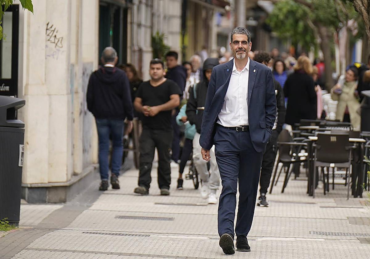 Eneko Goia pasea durante la campaña electoral por el barrio de Gros.