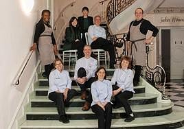 Álex Múgica y todo su equipo delrestaurante El Colegio.