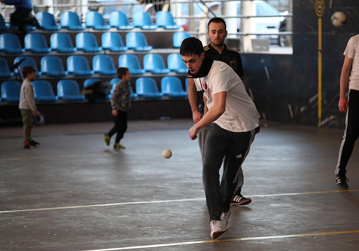 Participantes del torneo de pelota en un partido en el Atano Txiki.