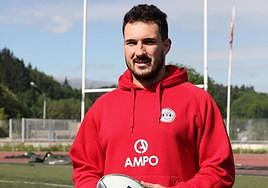 Julen Goia, con un oval en las manos en Altamira.