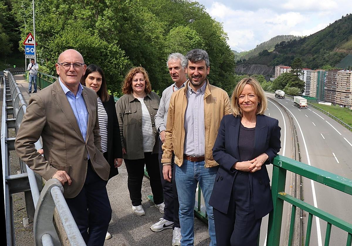 Eider Mendoza y el diputado en el Congreso Joseba Agirretxea, este viernes en Eibar junto a candidatos del PNV de la comarca.