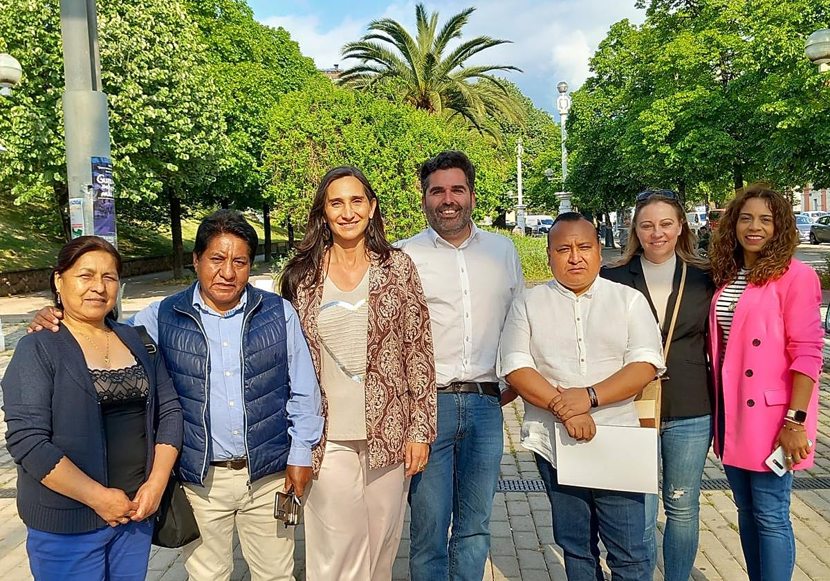 Echeveste y Lasa, este viernes junto a miembros de Kichwa Otavalo Kultur Elkartea.