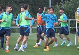 Sonrisas en el entrenamiento de la Real Sociedad, donde también ha estado David Silva