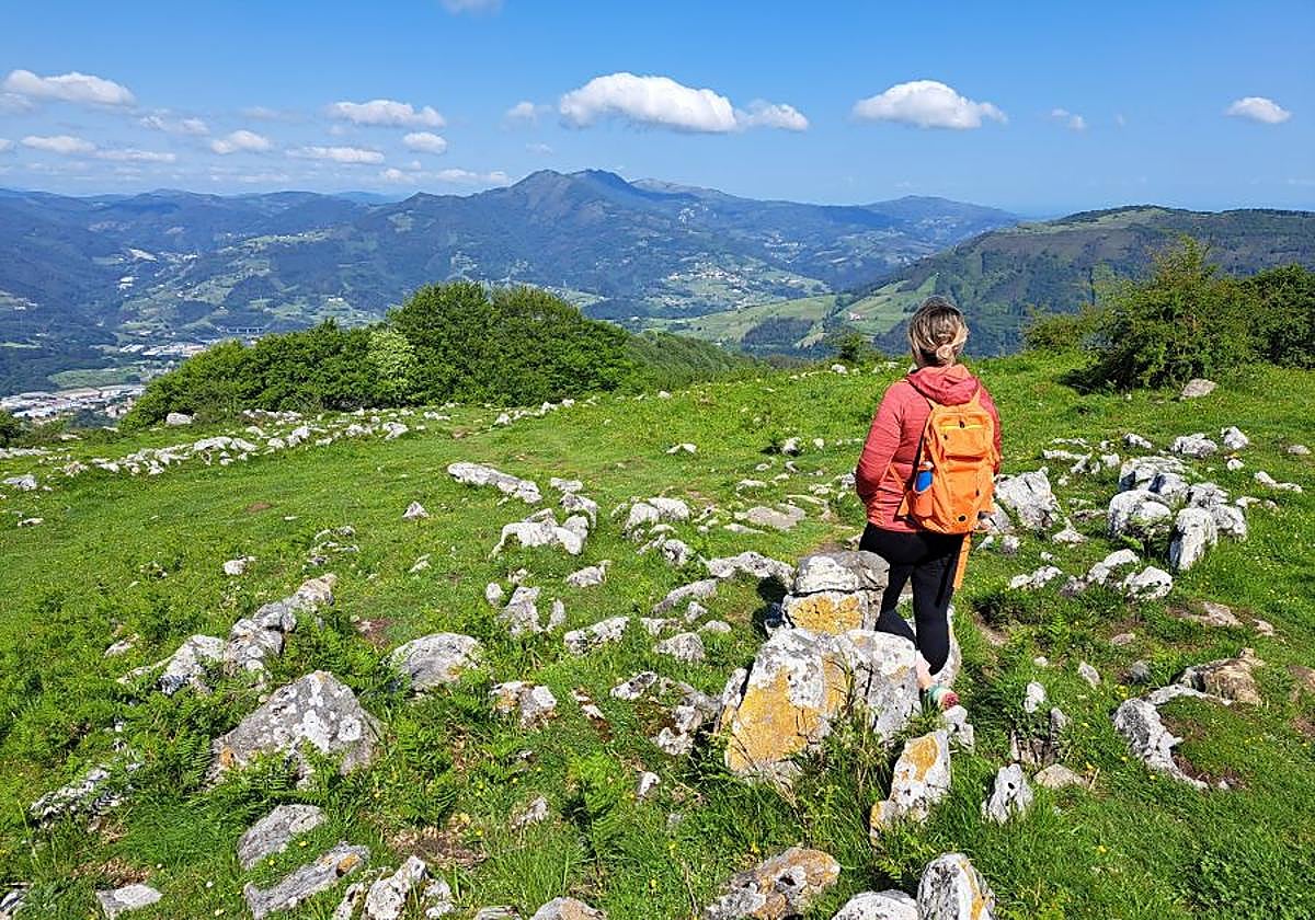 Uzturre, Hernio, Gazume, Larrunarri, Aizkorri, Aratz... son soloalgunas de las cimas que se ven desde Erroizpe