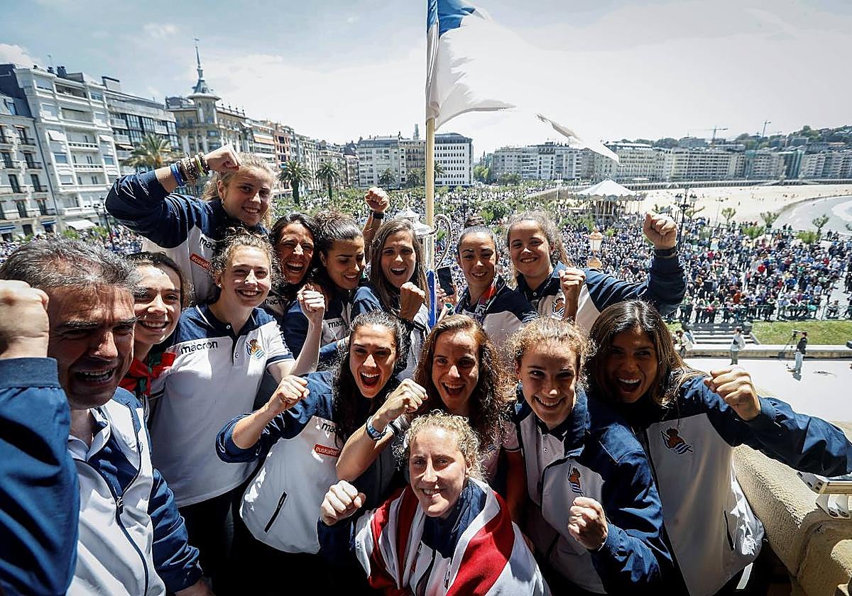La plantilla de la Real Sociedad que ganó la Copa en 2019, en la recepción del Ayuntamiento de San Sebastián (Archivo)