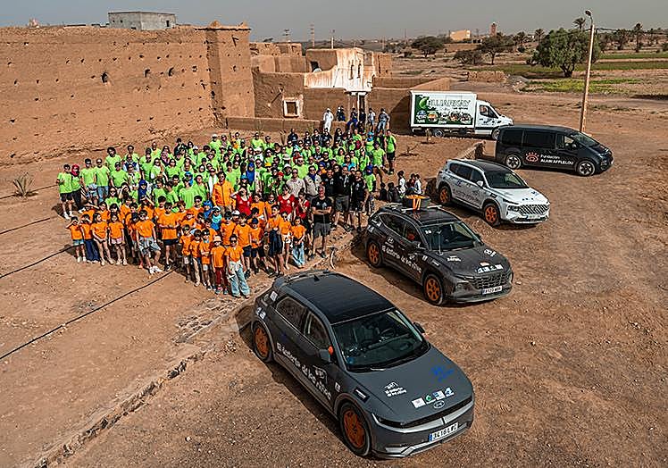 Imagen principal - Con una caravana formada por 46 vehículos, un total de 161 personas -48 eran niños menores de 14 años-, se adentraron por paisajes tan dispares.