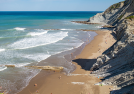 La playa de Itzurun en Zumaia es la única playa guipuzcoana incluida en este listado