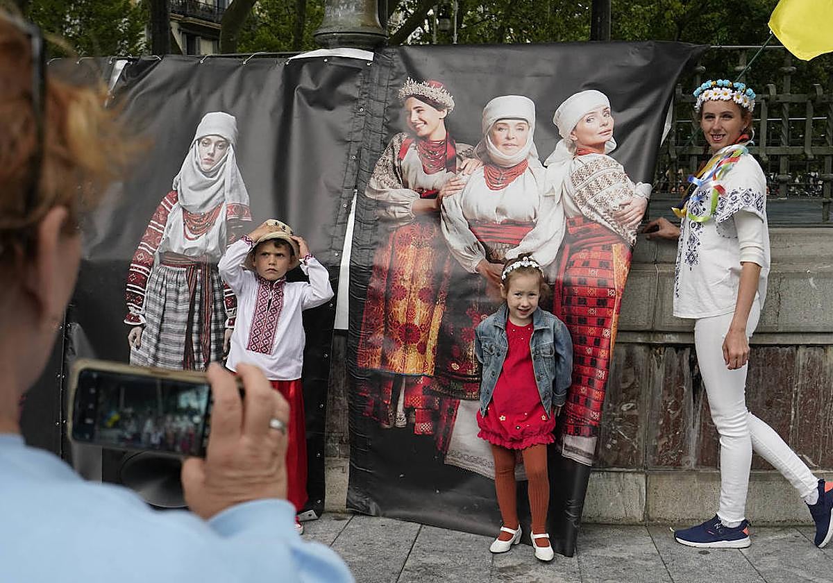 Celebración del Día de la Camisa Bordada ucraniana en Donostia.