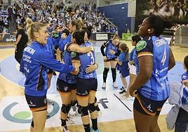 Las jugadoras del Bera Bera se abrazan tras lograr el triunfo ante el Elche y forzar el tercer partido.