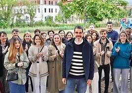 Eneko Goia se reunió este sábado con jóvenes en Loiola para explicarles las nuevas promociones, como la de los cuarteles, detrás de ellos.