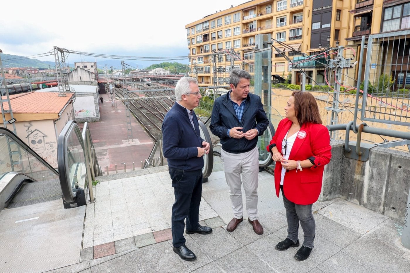 José Ignacio Asensio, José Antonio Santano y Rafaela Romero junto a uno de los nudos ferroviarios de Irun.