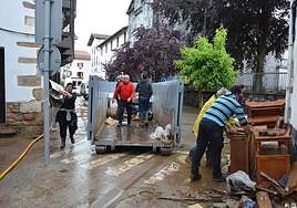 Vecinos de Bera a primera hora de la mañana limpiando calles y locales.