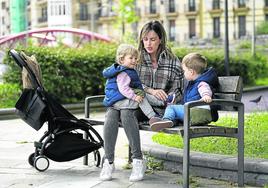 Amaia Martínez, con sus dos hijos pequeños en un parque en el barrio de Gros de Donostia.