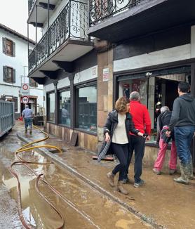 Imagen secundaria 2 - Los vecinos limpian las calle de Bera tras la lluvia torrencial que ha caído esta madrugada. 