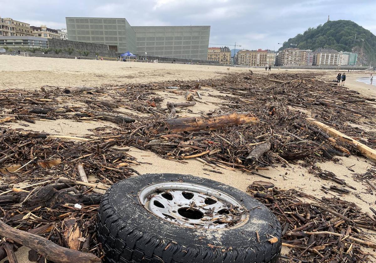 Suciedad y troncos en la playa de Zurriola tras la gota fría