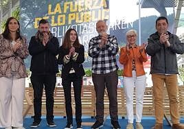 Echeveste, primera por la izquierda, con cargos de Podemos en Arrasate.