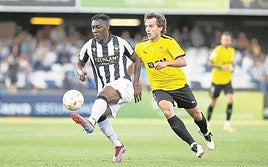 Beobide persigue a un rival ayer en Castalia.