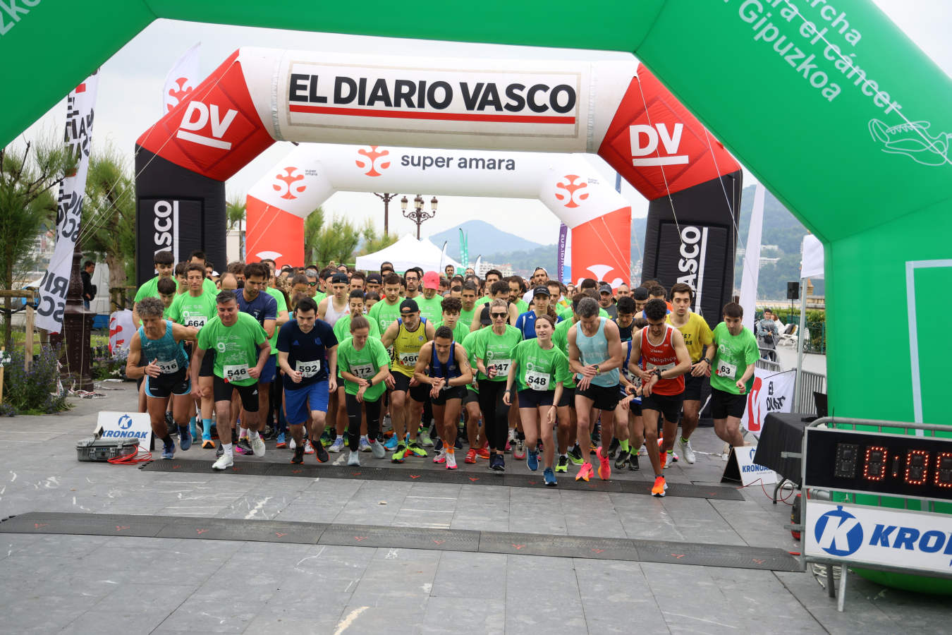 Una marea verde contra el cáncer recorre Donostia