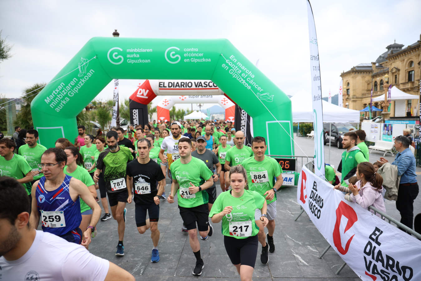 Una marea verde contra el cáncer recorre Donostia