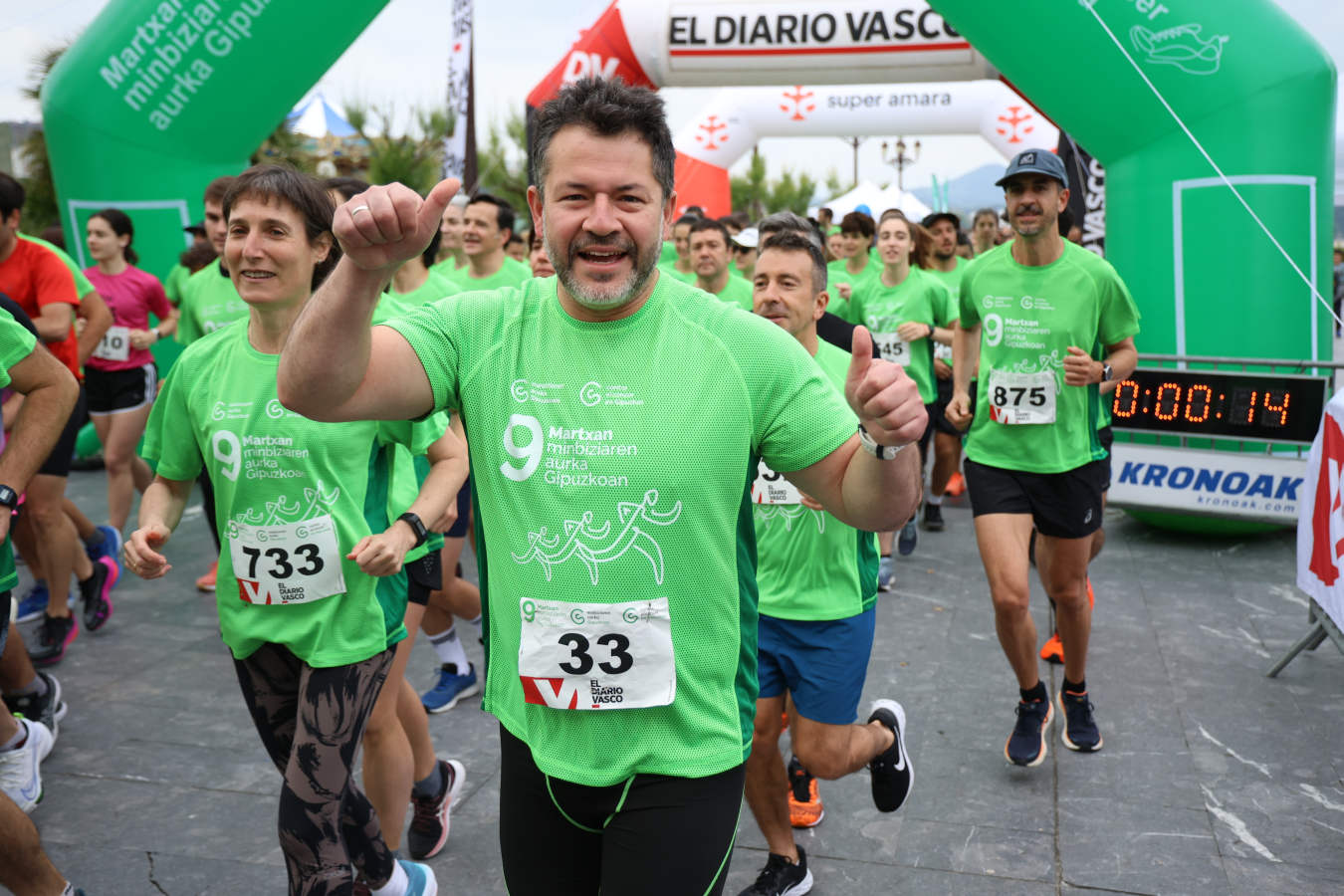 Una marea verde contra el cáncer recorre Donostia