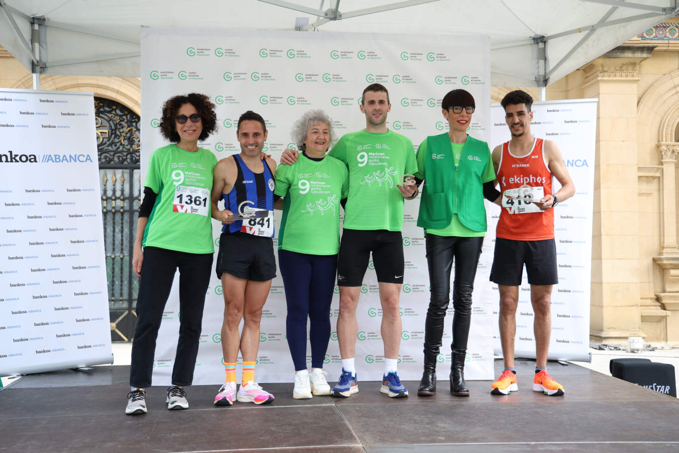 Una marea verde contra el cáncer recorre Donostia